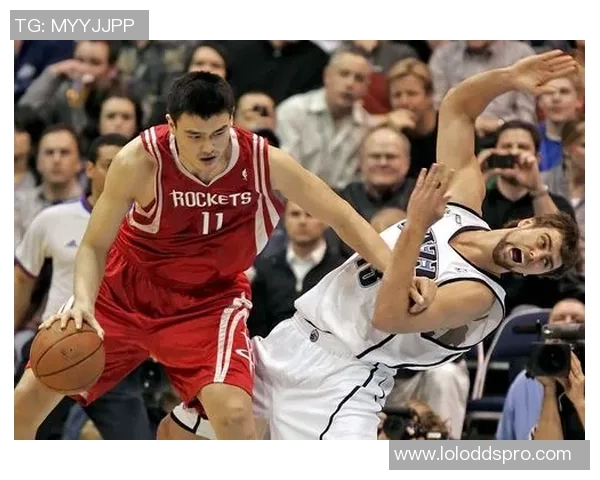 姚明在赛场上的精彩瞬间展现了他的篮球才华与不屈精神