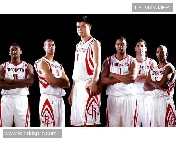 姚明展现力量的传奇时刻与篮球梦想的追逐之路